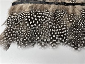 Fjerbånd - perlehøne mønster, 6 cm